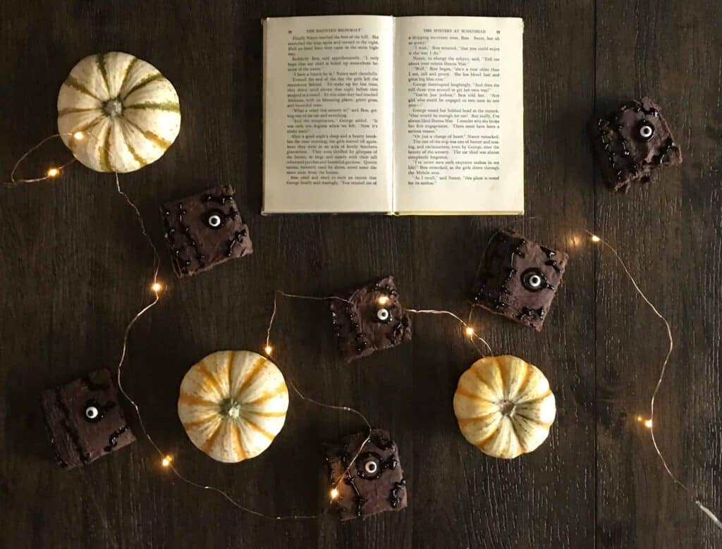 Hocus Pocus Round Up, Who doesn't remember watching Hocus Pocus growing?! Celebrate your favorite Halloween Movie with these food and party ideas! #hocuspocus #halloween #movie #disney #atablefullofjoy #binx #cookies #brownies #caramelapples