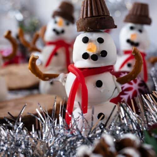 A festive Snowman Dessert Truffle that is delicious and cute! #atablefullofjoy #snowman #snowmen #christmas #christmasdessert #holiday